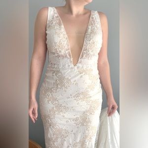 Long Wedding Dress - Size 12 - Vneck Line - Mermaid Shape